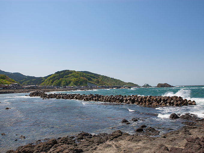 ▲山形県と新潟県の境にある「道の駅あつみ」から日本海の景色を堪能。すぐそこに新潟県の粟島も望むことができる