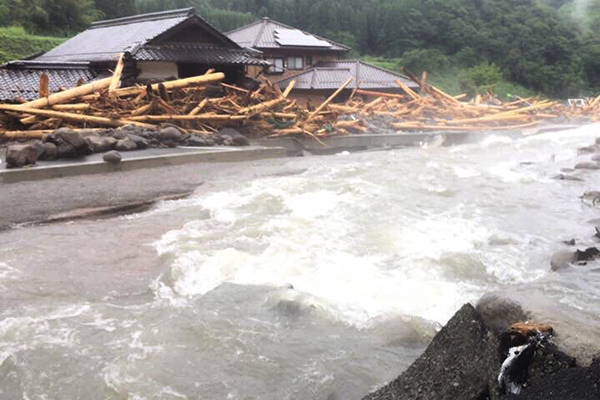 大雨による川の増水